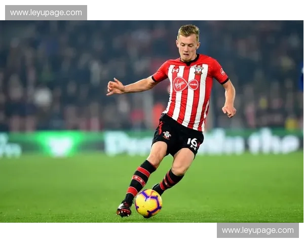 特写：在训练场加练任意球，沃德-普劳斯为保持招牌技艺付出努力